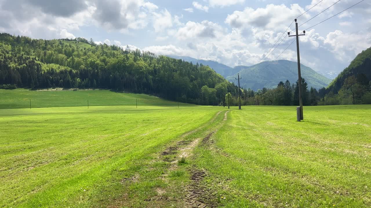 春天美丽的高山草地和高山丘陵视频素材