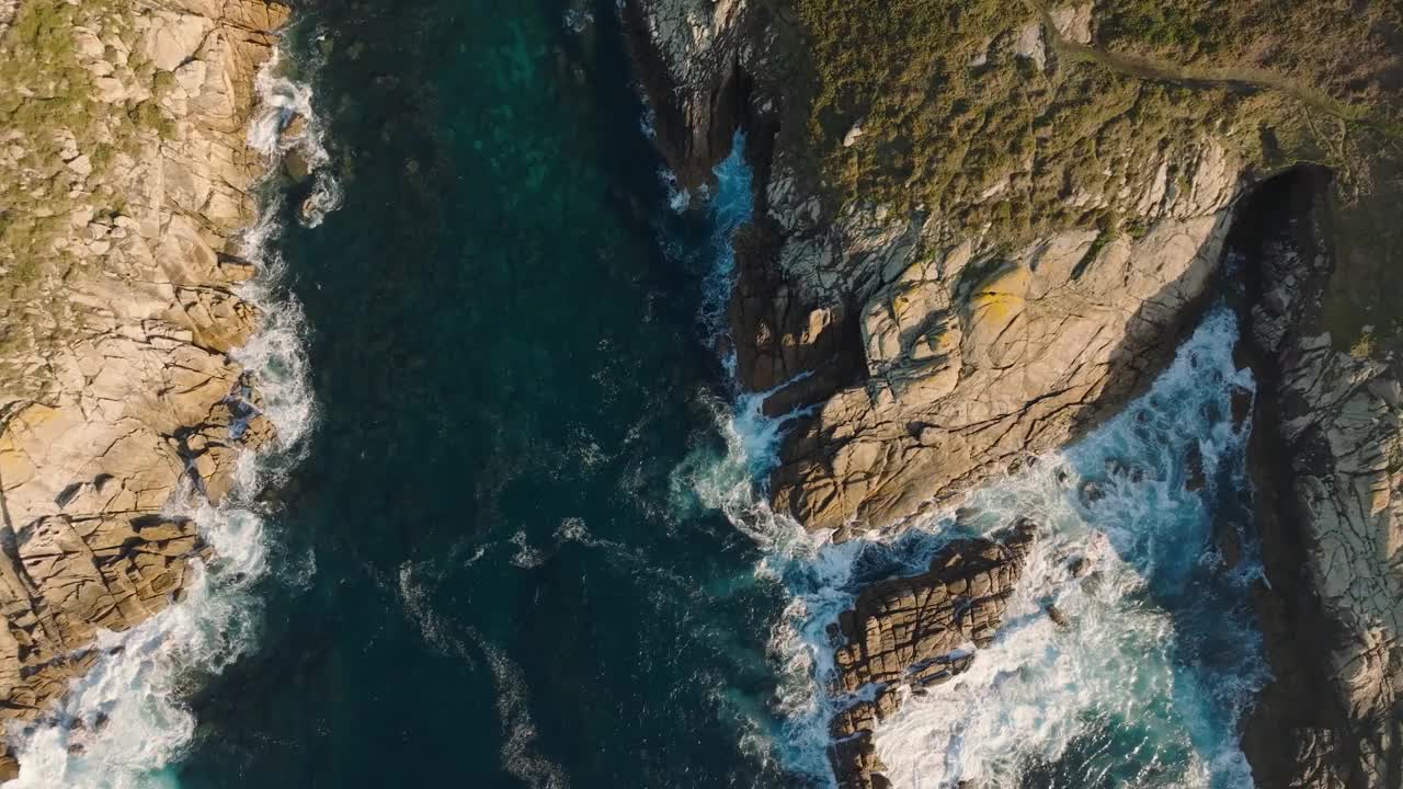 海景和悬崖的俯视视图视频素材