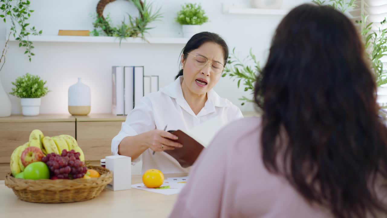 一位营养学家正在进行一项问卷调查，并为肥胖的年轻女性提供减肥饮食方面的咨询。视频素材