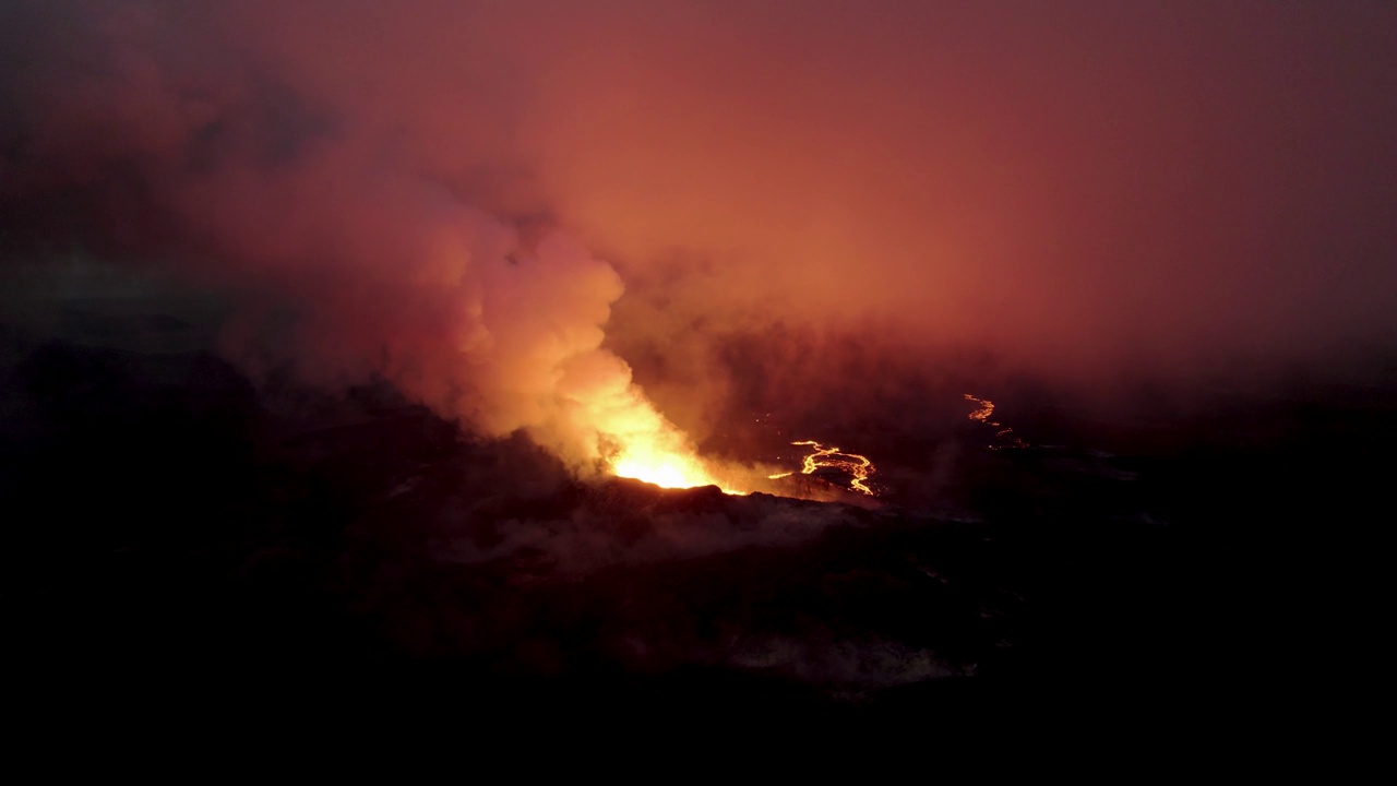 冰岛，Fagradalsfjall火山喷发时的鸟瞰图。视频素材