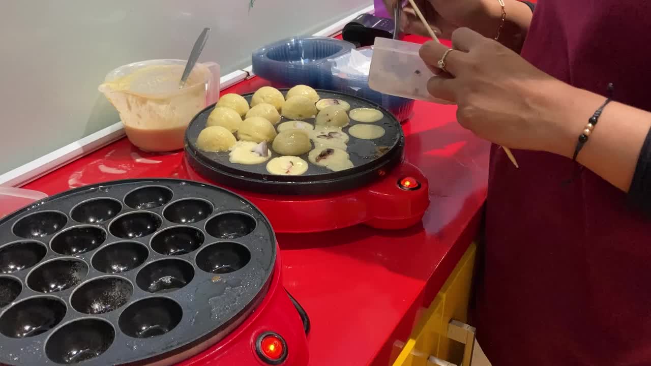 章鱼烧的制作。章鱼烧正在煎锅上煮。视频素材