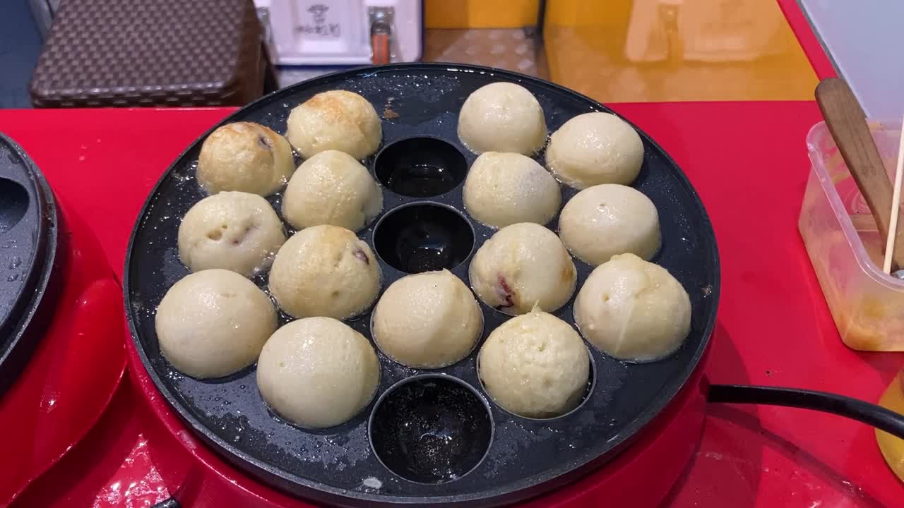 章鱼烧的制作。章鱼烧正在煎锅上煮。视频素材