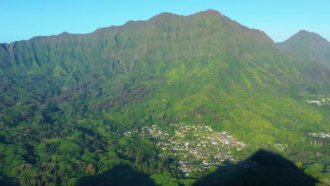 美国夏威夷瓦胡岛奥洛马那山全景鸟瞰图。视频素材