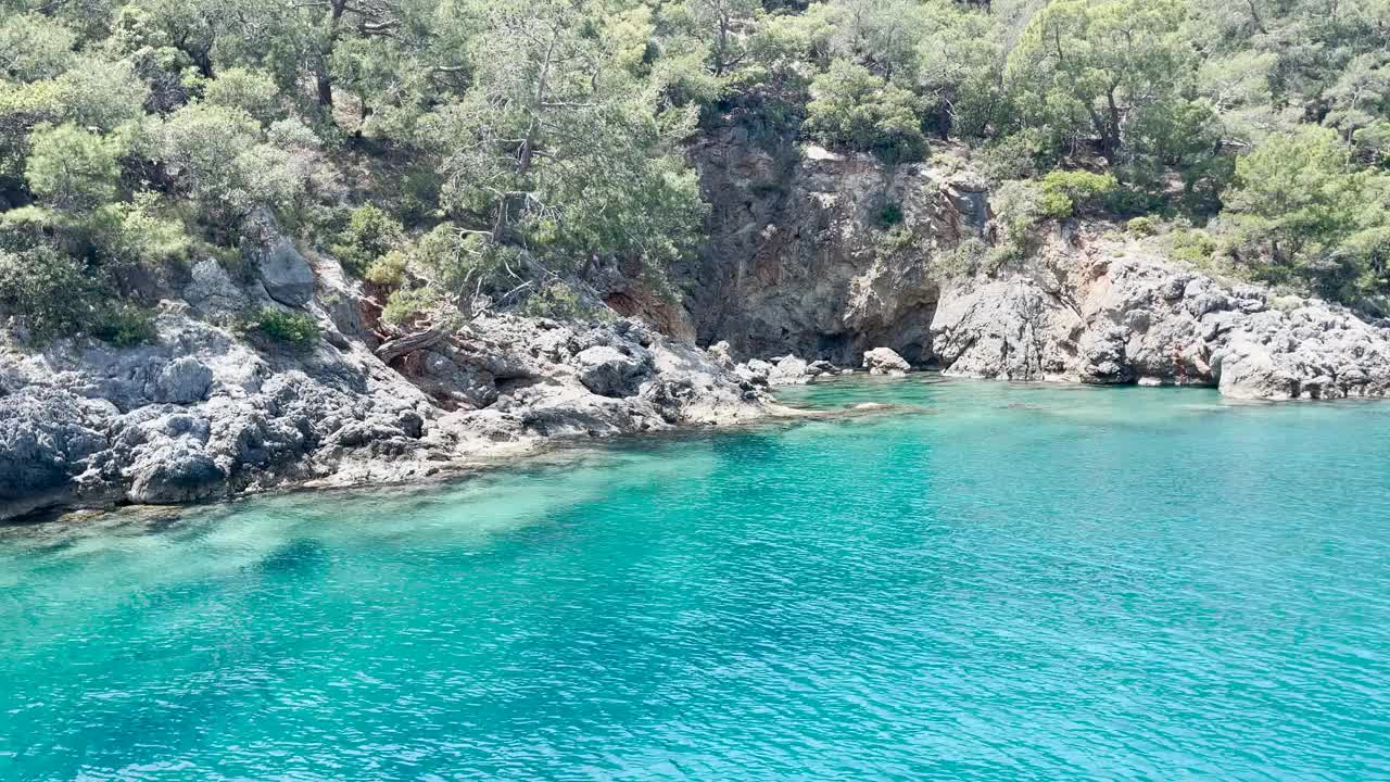 游客乘坐大船旅行的景象视频素材