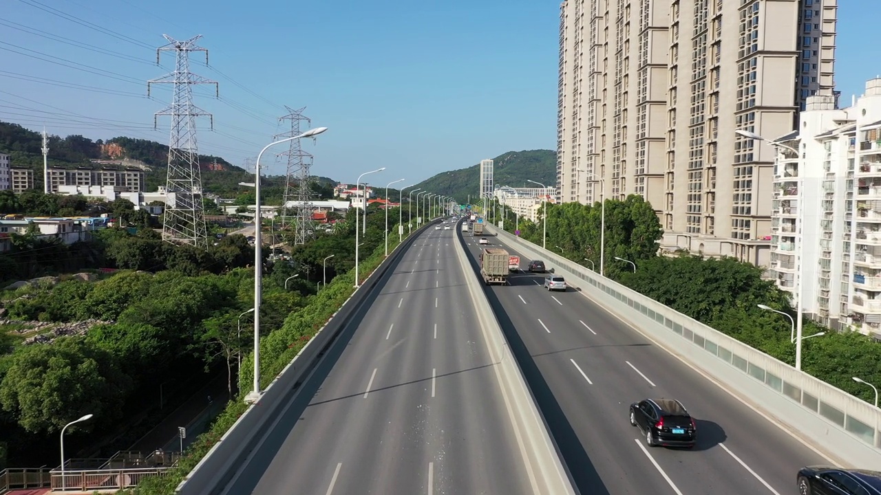 在城市高架道路上行驶的卡车视频素材