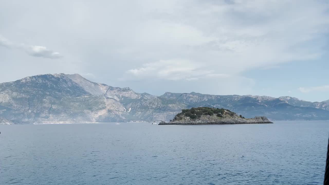 游客乘坐大船旅行的景象视频素材