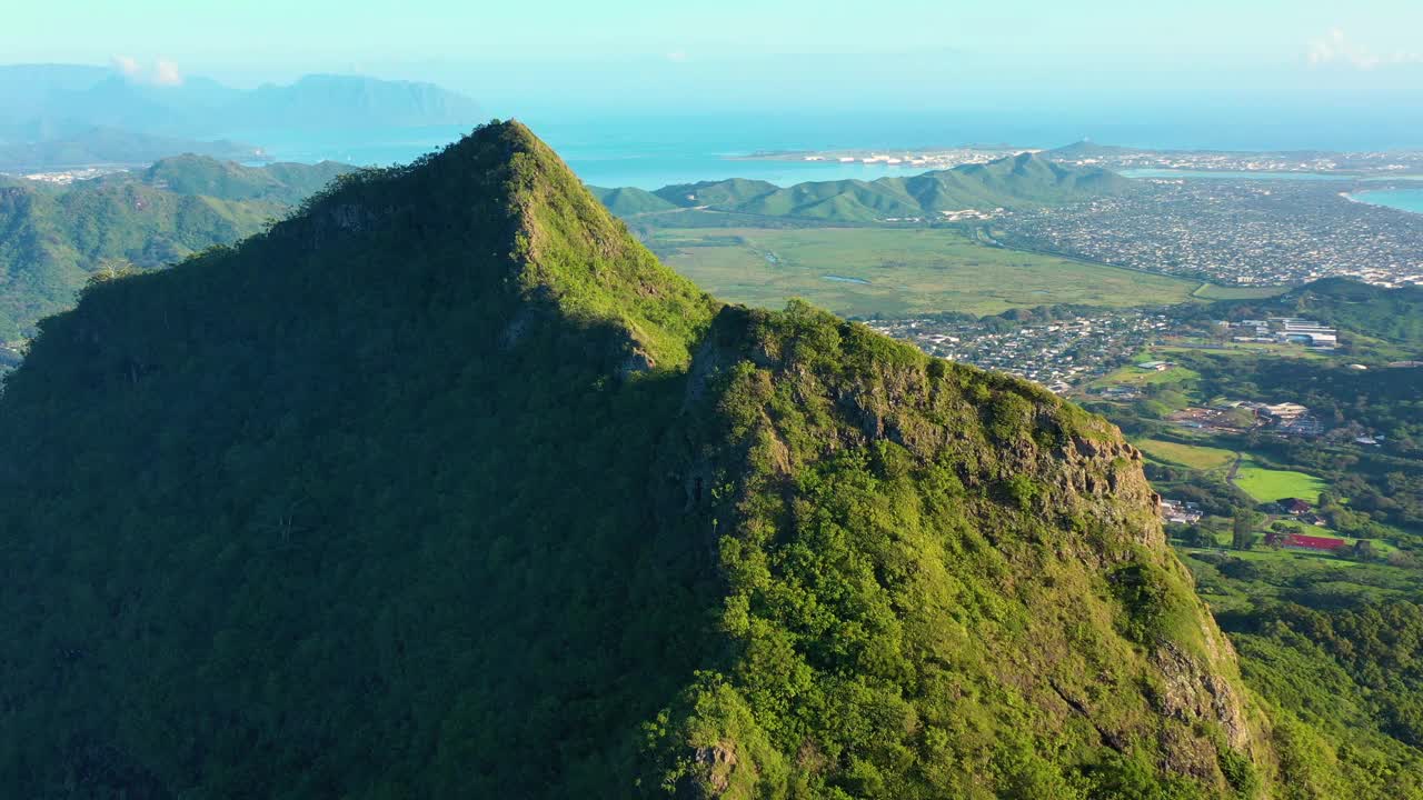 美国夏威夷瓦胡岛奥洛马那山全景鸟瞰图。视频素材