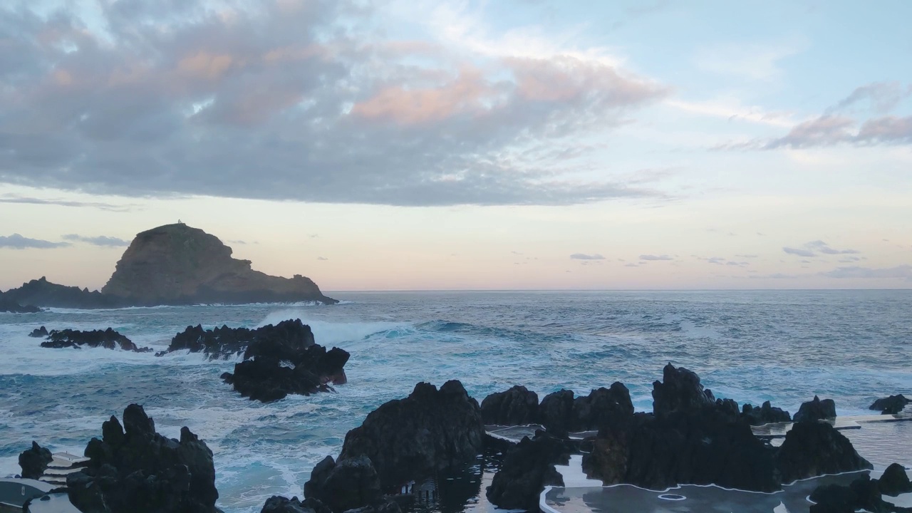 一股蓝色的海浪翻滚到岛上的海岸上视频素材