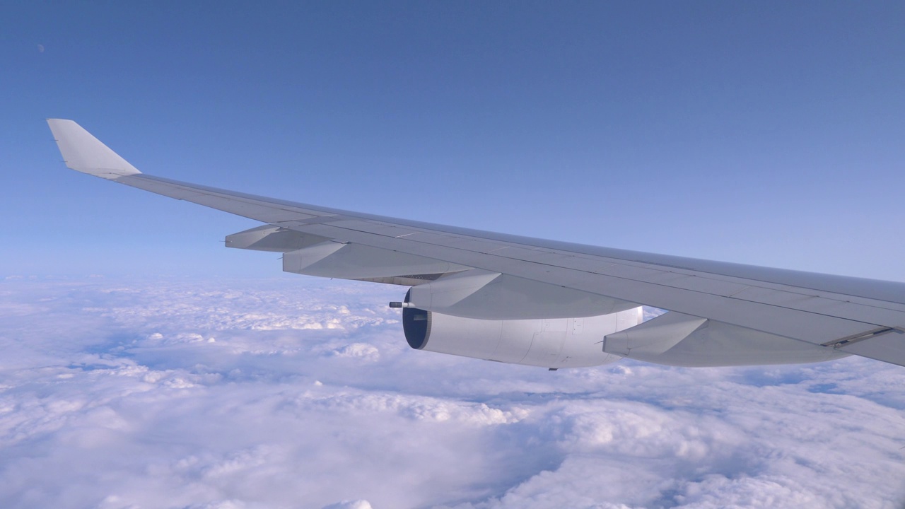 高空飞行的飞机在云层上的鸟瞰图视频素材