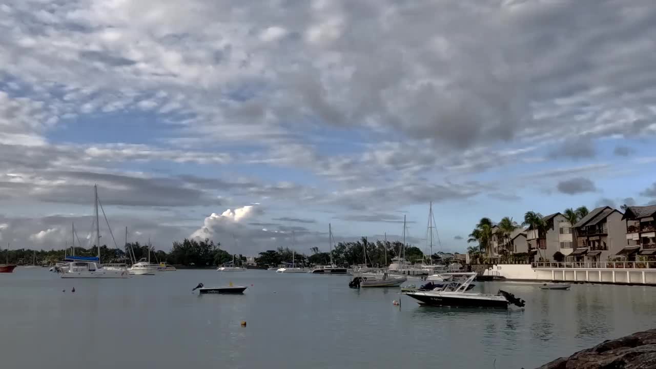 随着时间推移的海洋景观与船和云视频素材