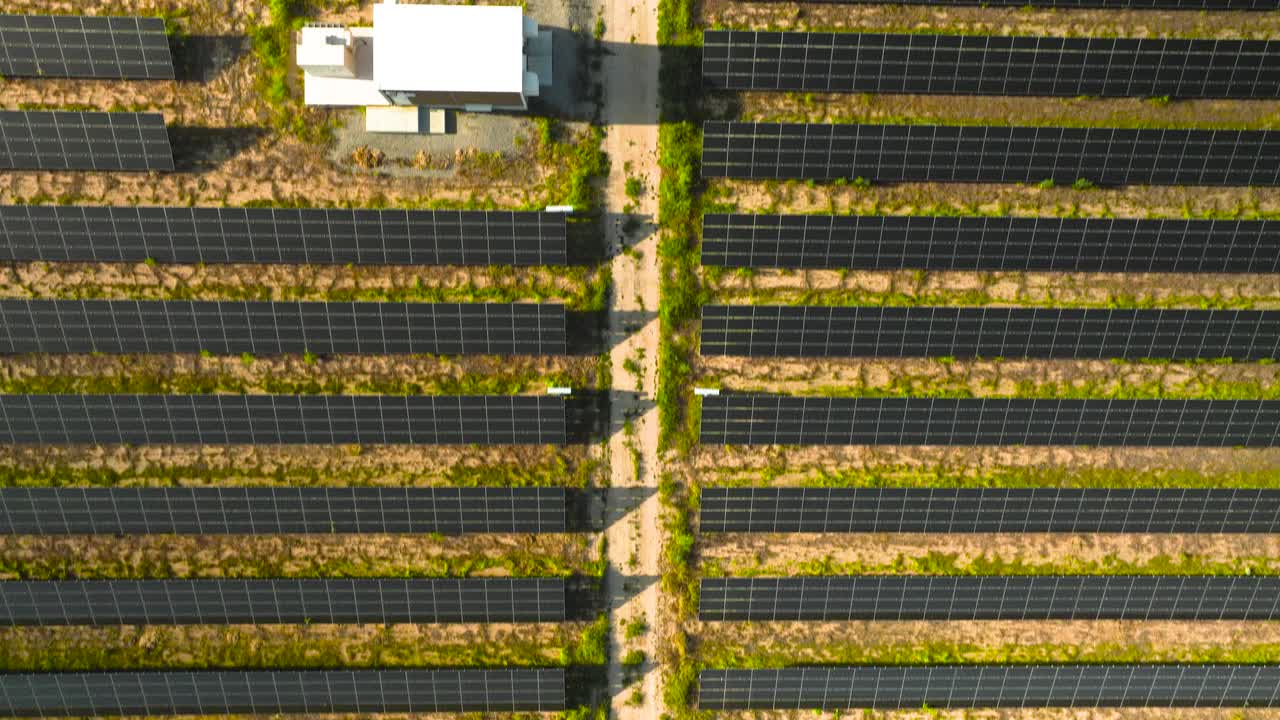 南加州太阳能电池板安装鸟瞰图。视频素材