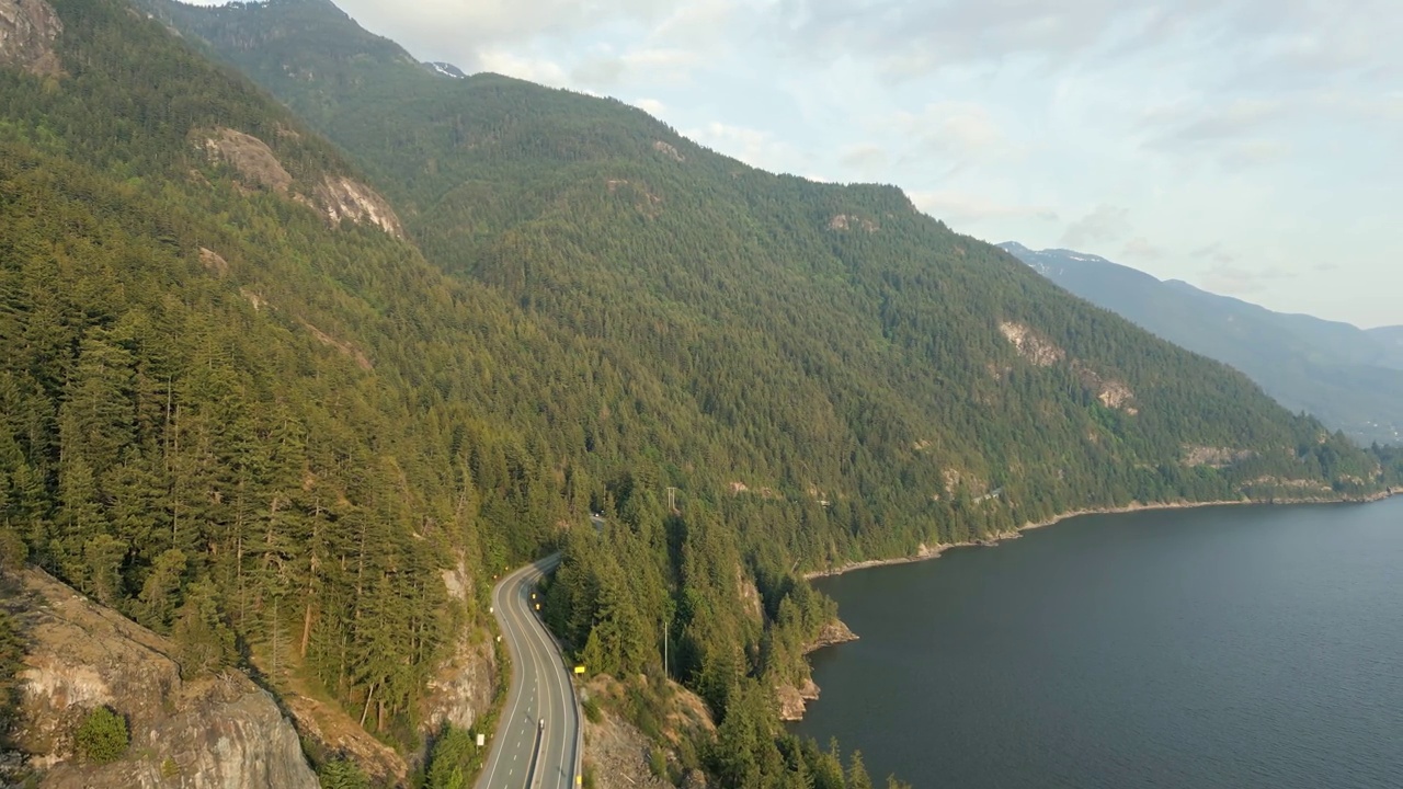 太平洋海岸山景海天高速公路视频素材