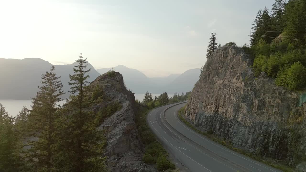 太平洋西海岸的海天高速公路。视频素材