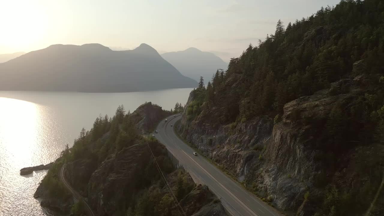 太平洋西海岸的海天高速公路。视频素材