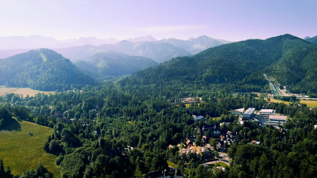 在波兰度假——夏天的扎科帕内，塔特拉山脉边的一个旅游小镇视频素材