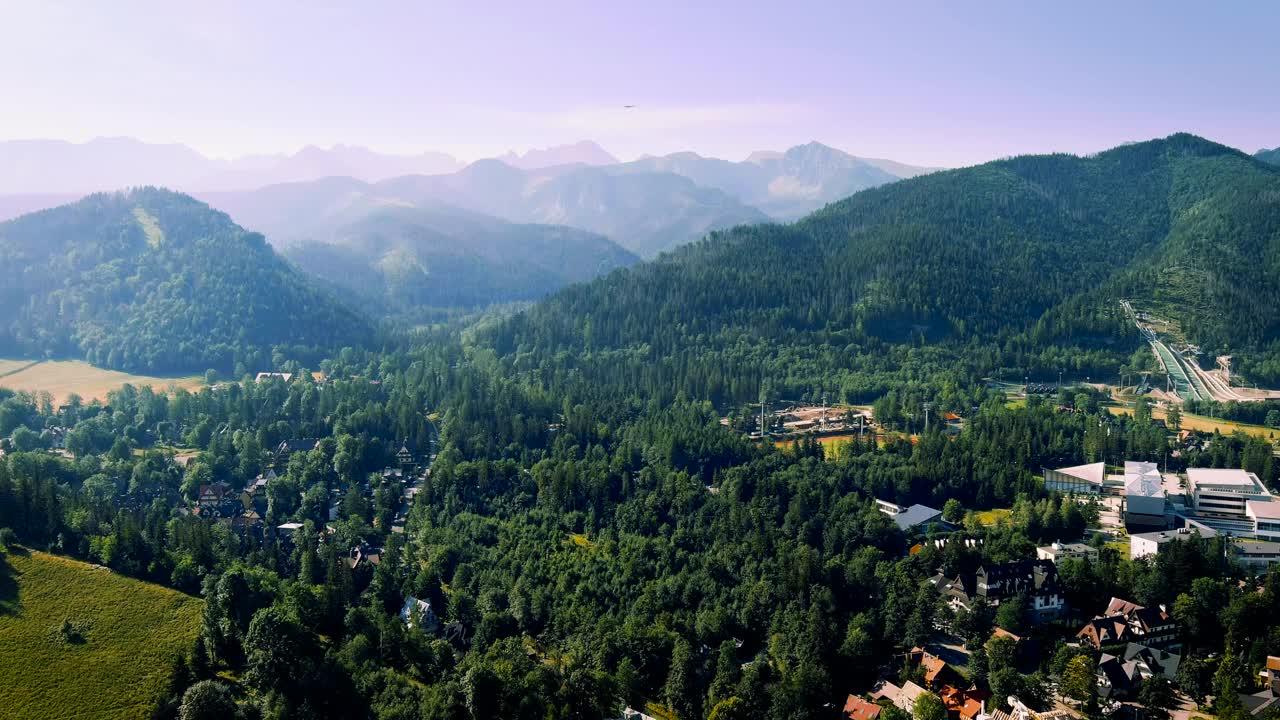 在波兰度假——夏天的扎科帕内，塔特拉山脉边的一个旅游小镇视频素材