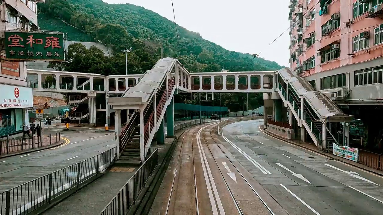 4K延时或超延时:香港城市景观和市区交通，从移动的电车观看。视频素材