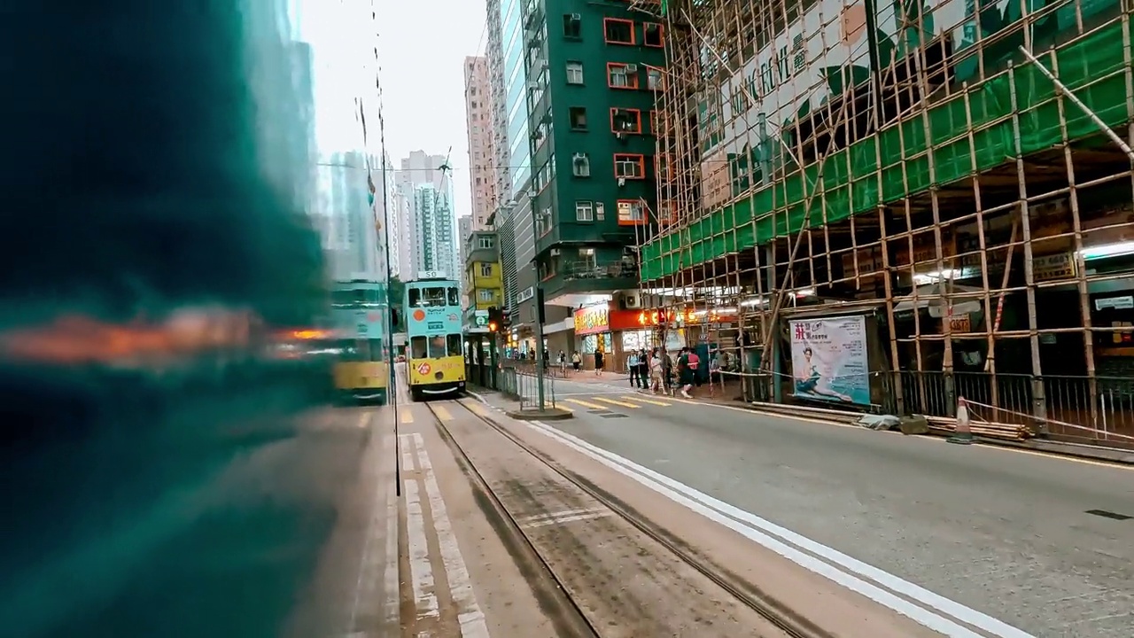 4K延时或超延时:香港城市景观和市区交通，从移动的电车观看。视频素材