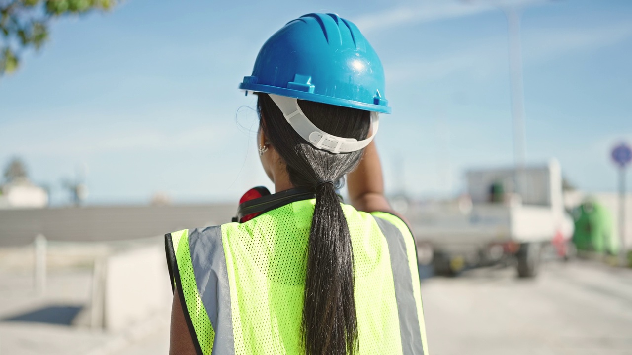 非裔美国女建筑工人在街上戴着安全帽视频素材