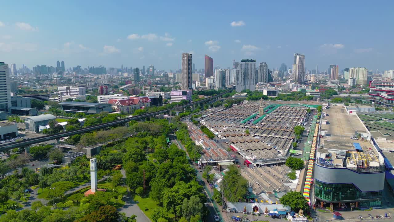 乍都乍周末街市鸟瞰图，泰国曼谷最大的街市，屋顶和停车场。帐篷带零售商店，是旅游度假、度假的概念。游客区。视频素材