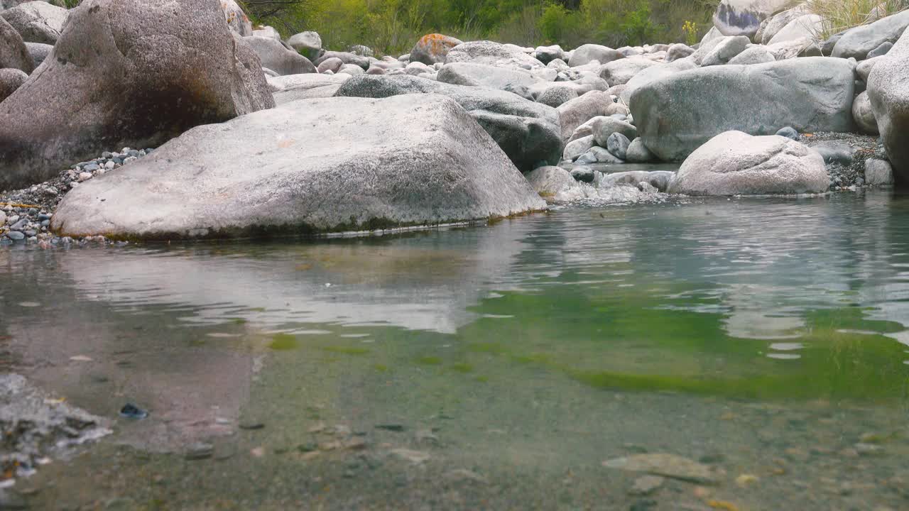 小山石间池视频素材