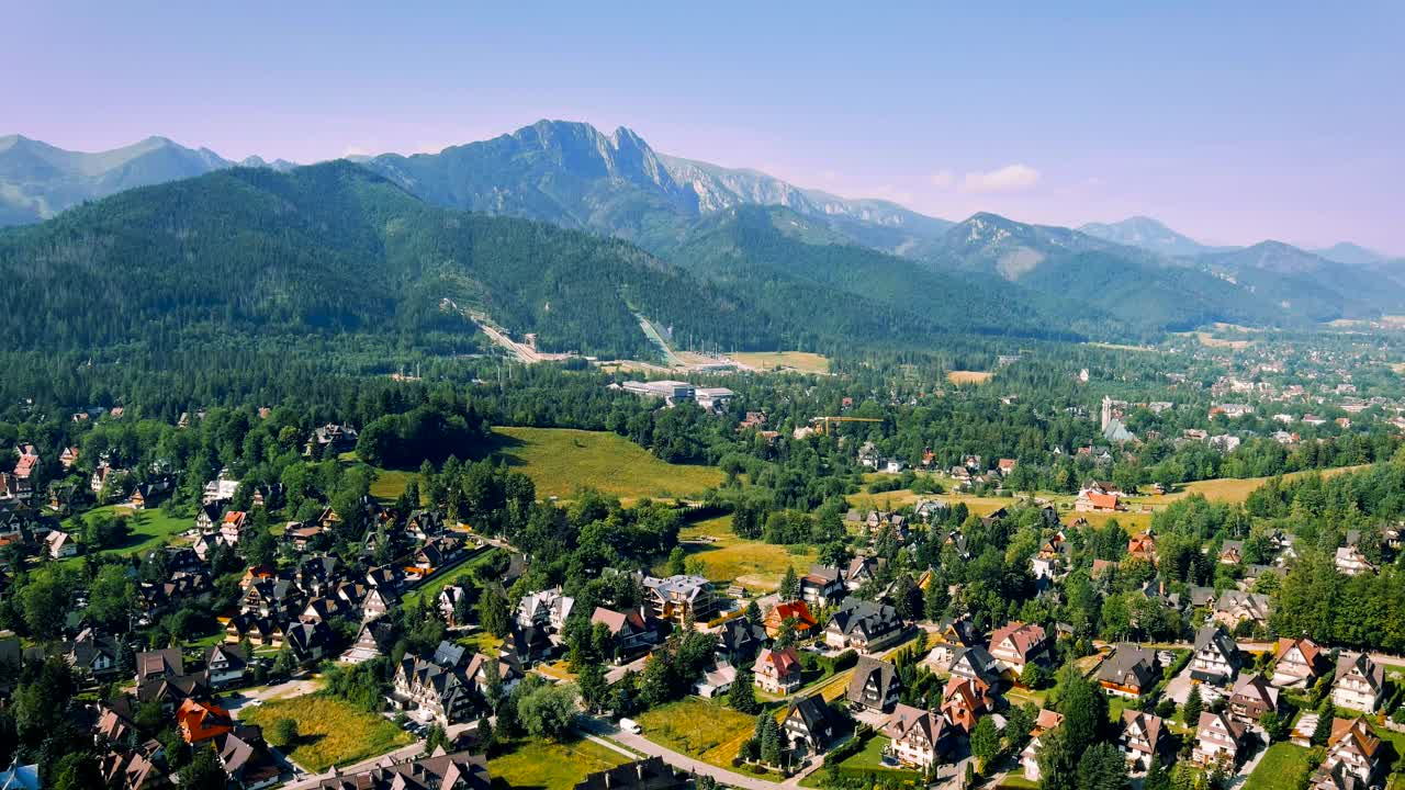 在波兰度假——夏天的扎科帕内，塔特拉山脉边的一个旅游小镇视频素材