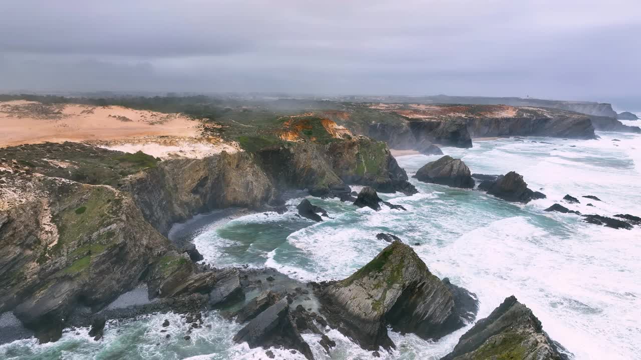 葡萄牙悬崖和海滩的航拍画面。轮值表Vicentina。慢动作海洋视频素材