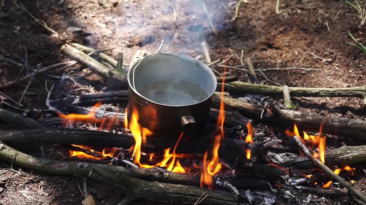 篝火上的水壶视频素材