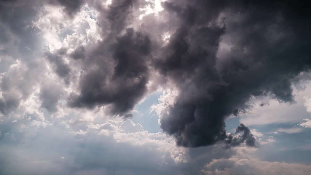 雨云在天空中移动，时间流逝视频素材