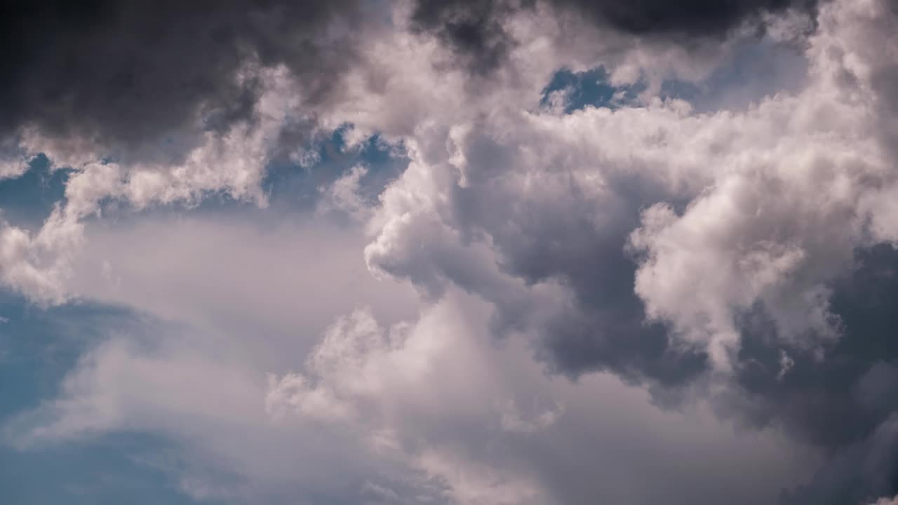 雨云在天空中移动，时间流逝视频素材