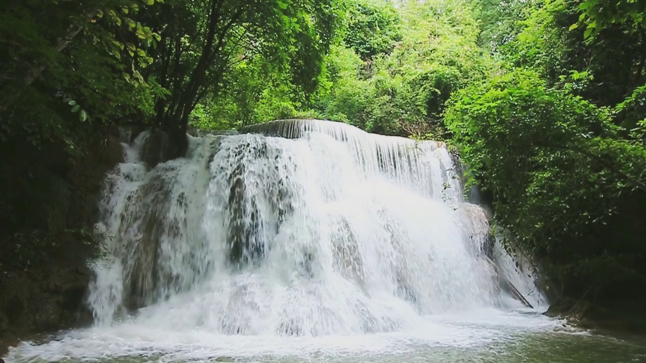 瀑布在雨季流动，动作缓慢视频下载