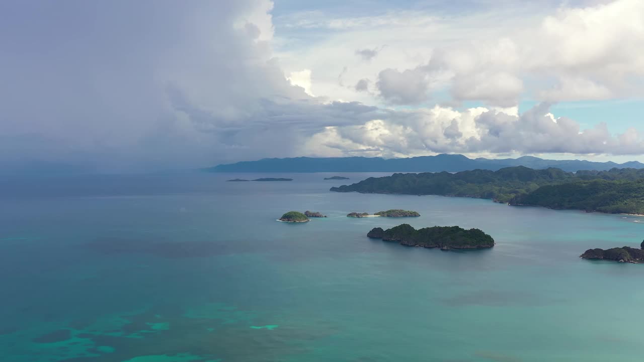 海上的雷雨云。有云彩和岛屿的海景。卡拉曼群岛，菲律宾。视频素材