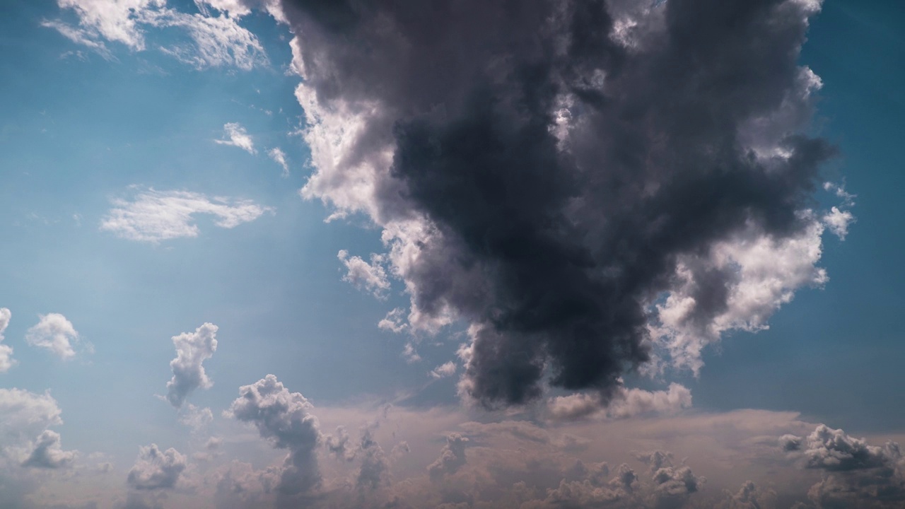 雨云在天空中移动，时间流逝视频素材