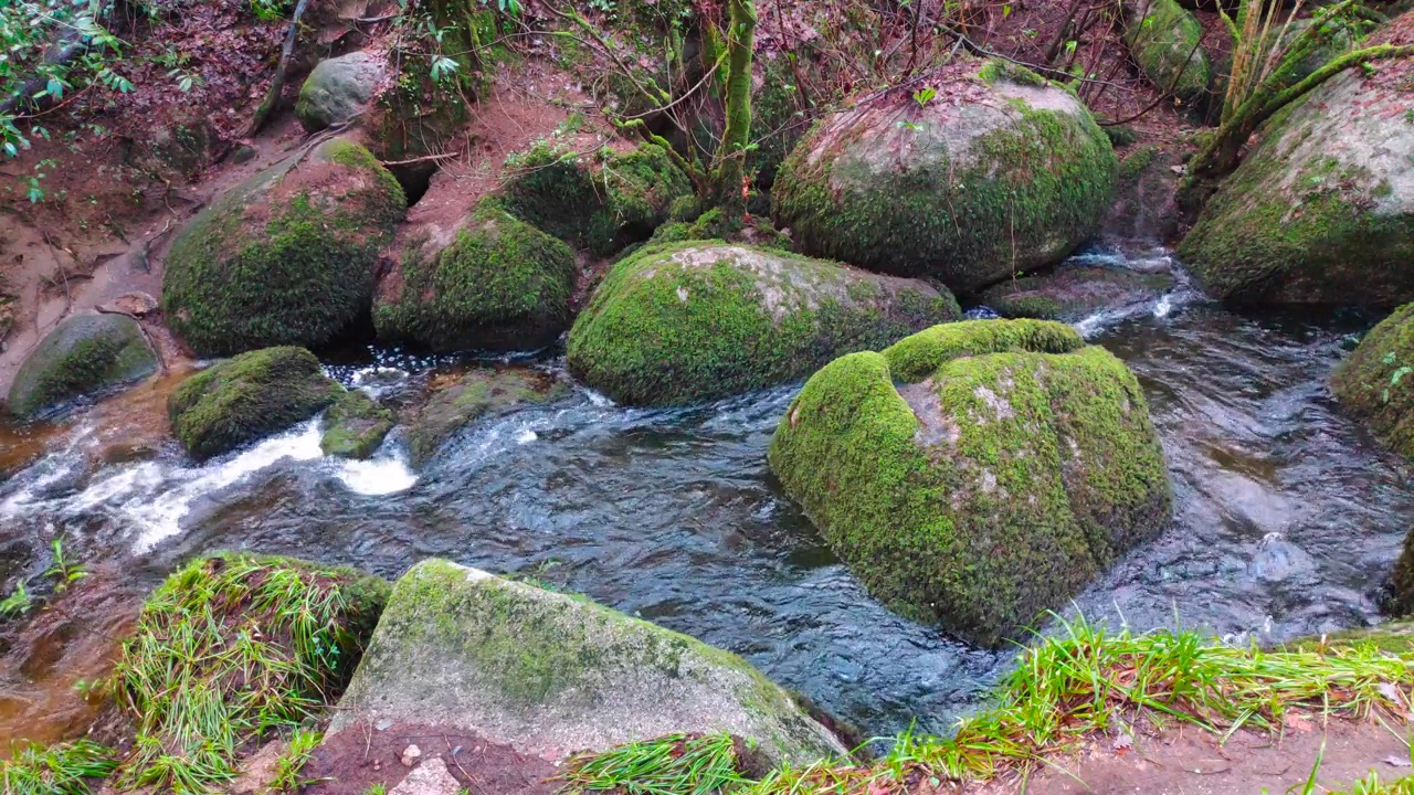 暴风雨过后，水流在岩石间高速流动视频下载