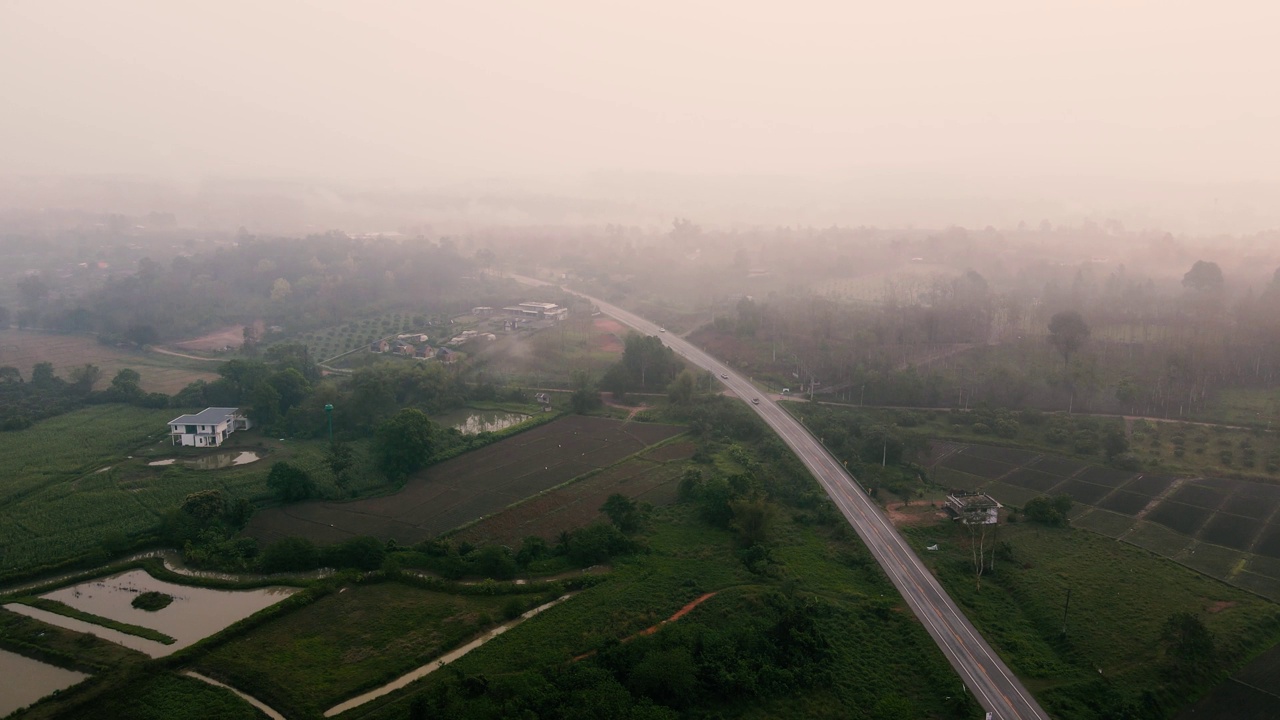 泰国清迈，乡村公路上朦胧的晨景视频下载