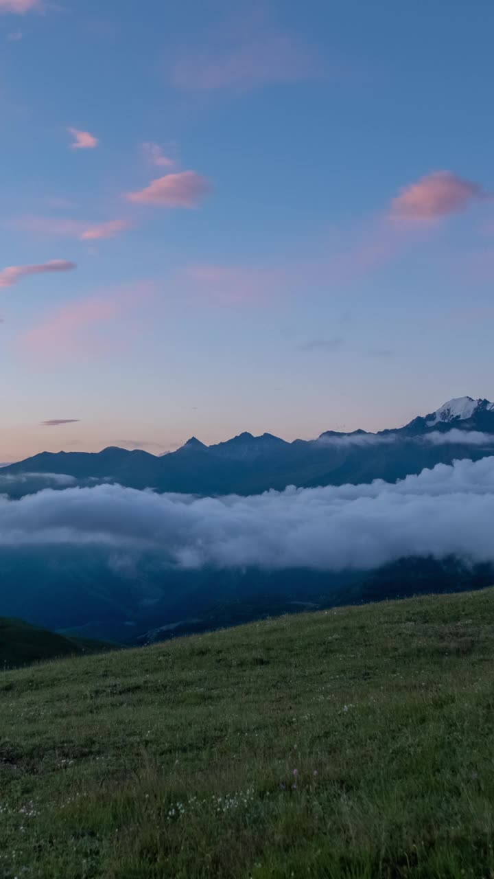 群山中快速移动的引人注目的云视频素材