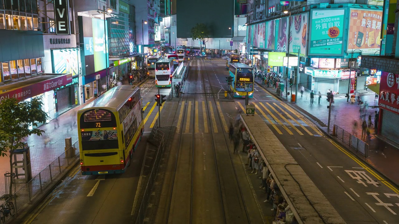 香港摩天大楼和夜间的汽车轻轨交通视频素材