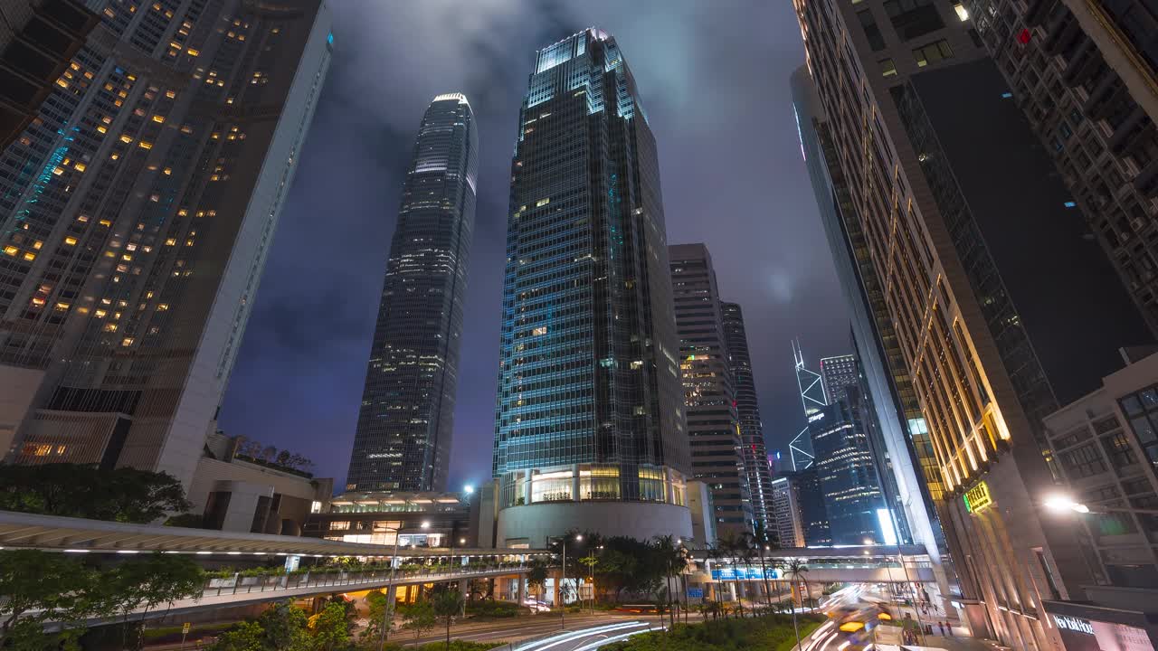 香港摩天大楼和夜间的汽车轻轨交通视频素材