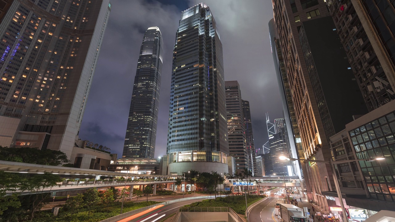 香港摩天大楼和夜间的汽车轻轨交通视频素材