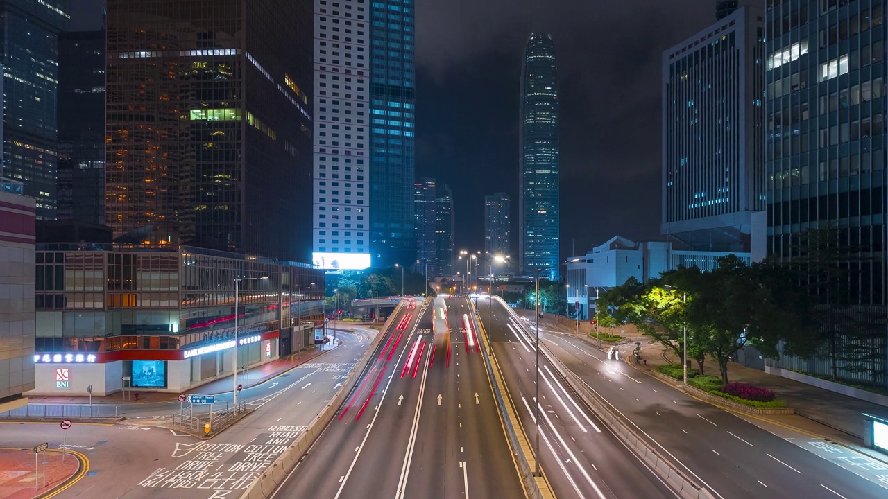 香港摩天大楼和夜间的汽车轻轨交通视频素材