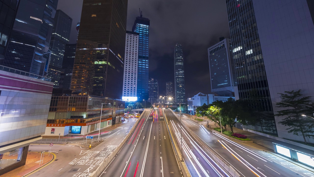 香港摩天大楼和夜间的汽车轻轨交通视频素材