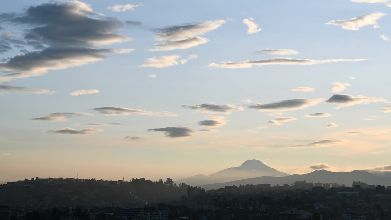 厄瓜多尔基多市和卡扬贝火山视频素材