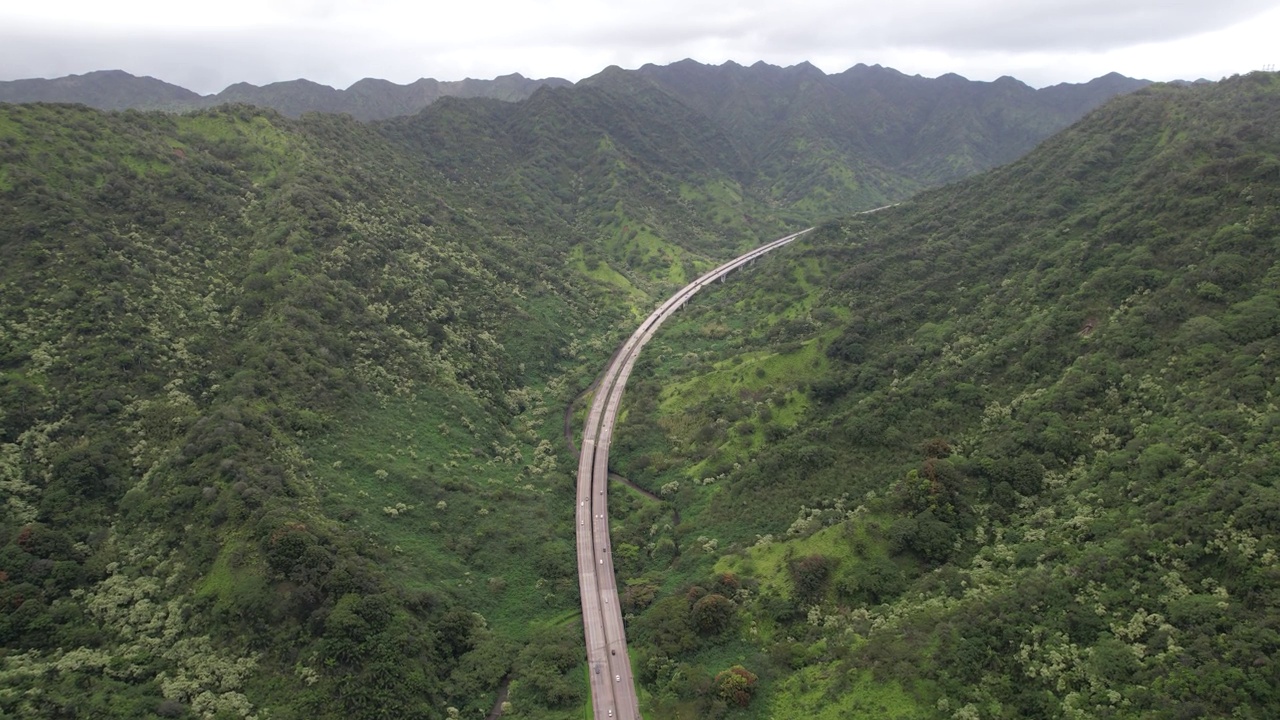 夏威夷瓦胡岛H3高速公路鸟瞰图，这是该国最昂贵的高速公路之一视频下载