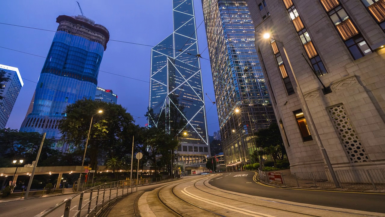 香港摩天大楼和夜间的汽车轻轨交通视频素材