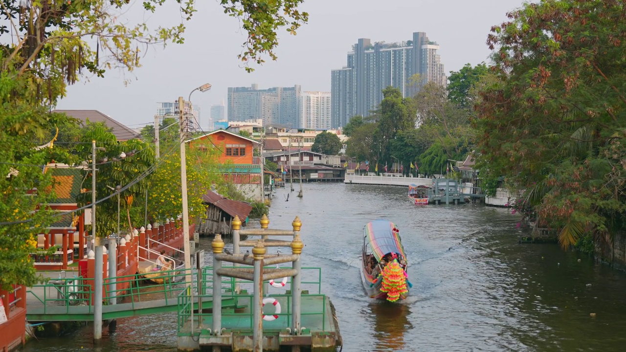 曼谷运河上的船，以市中心为背景视频素材