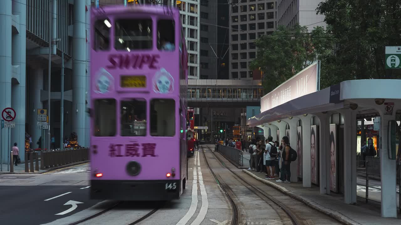 香港金融区夜间交通动态及轻轨时间变化图视频素材