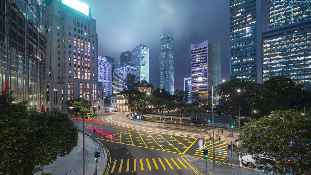 香港摩天大楼和夜间的汽车轻轨交通视频素材