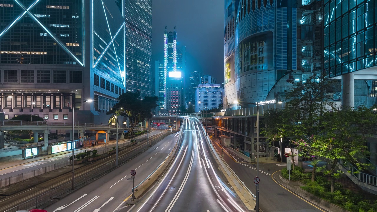 香港摩天大楼和夜间的汽车轻轨交通视频素材