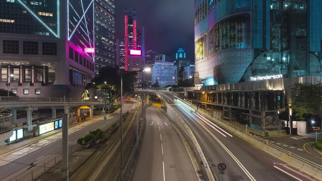 香港摩天大楼和夜间的汽车轻轨交通视频素材