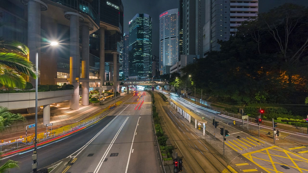 香港摩天大楼和夜间的汽车轻轨交通视频素材